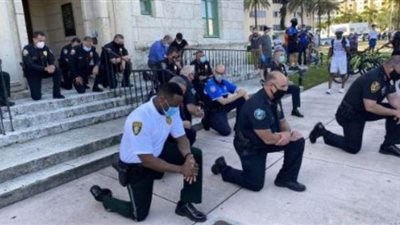 الشرطة الأمريكية تعتذر عن مقتل جورج فلويد بالركوع على الأرض | صور