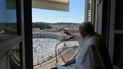 البابا فرنسيس في أول عظة من شرفة قصره منذ 3 أشهر: الإنسان أهم من الاقتصاد