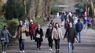 بريطانيا: إجراء 200 ألف فحص لكورونا يوميا