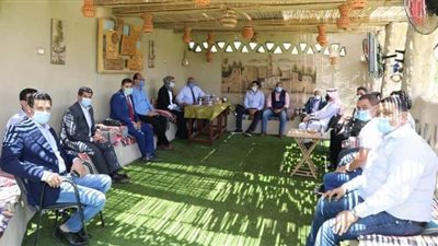 محافظ الوادي الجديد يلتقي عددا من المستثمرين لتنفيذ مشروعات بالمحافظة