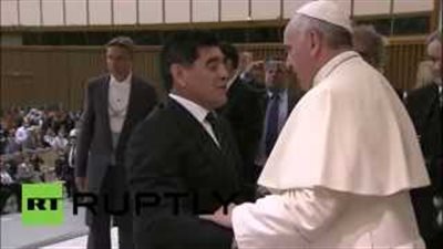 بالفيديو.. مارادونا يهدى بابا الفاتيكان قميص منتخب الأرجنتين