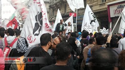 القوى الثورية ترفع بانر 