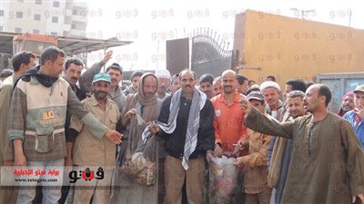 بالصور.. تظاهر العاملين بالنظافة أمام مجلس مدينة أشمون