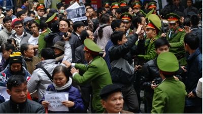 شرطة فيتنام تعتقل صحفيًا يكافح الفساد بتهمة تقاضيه رشوة