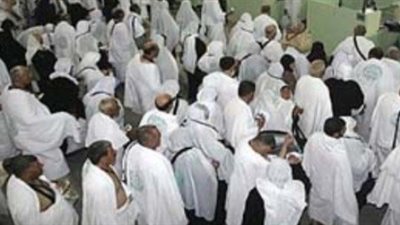 عشرات الحجاج يتظاهرون بالمطار لتأخر إقلاع رحلتهم لليوم الثالث