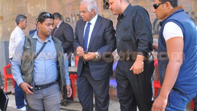 بالصور.. محافظ القاهرة يقدم العزاء لوالد شهيد الواجب بمنشأة ناصر