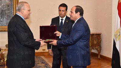 السيسي يمنح رئيس محكمة النقض السابق وسام الجمهورية