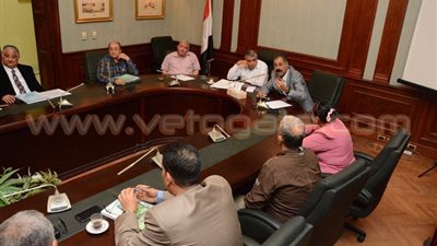 محافظ الإسكندرية يجتمع مع مسئولي شركة النظافة وشرطة المرافق