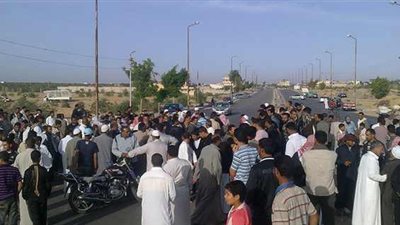 أهالي منطقة الشئون بقنا يقطعون الطريق بسبب الصرف الصحي