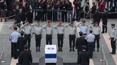 وصول جثمان شارون إلى الكنيست وفتح الباب أمام الجمهور لنظرة الوداع