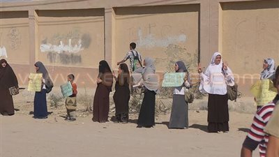 بالصور.. سلاسل بشرية لطالبات الإرهابية بالفيوم