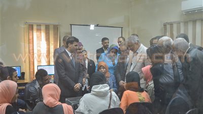 بالصور.. وزيرا الاتصالات والتنمية المحلية يصلان مركز شباب باب الشعرية