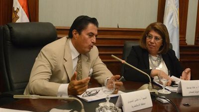 محافظ الإسكندرية يناقش الخطة السكانية مع قيادات المجلس التنفيذي