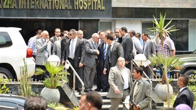 بالفيديو والصور.. وزير الداخلية ينتقل لمستشفى النزهة للاطمئنان على «النائب العام»