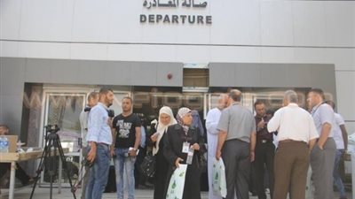 بالصور.. مصر تفتح معبر رفح لعبور الحجاج الفلسطنيين