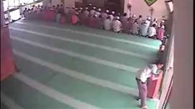 بالفيديو.. لص يسرق صندوق تبرعات مسجد مستغلًا انشغال المصلين