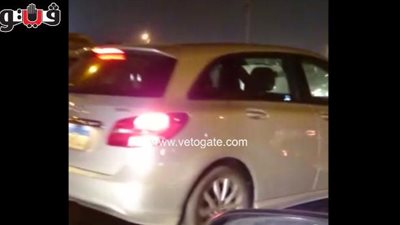 بالفيديو.. سيارة محملة بالطوب تتسبب في توقف طريق المطار