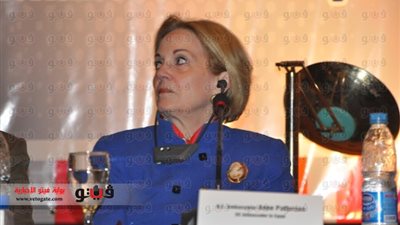 السفيرة الأمريكية: 