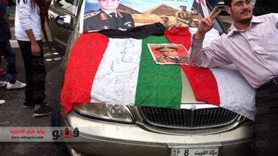بالصور.. «تيشيرت السيسي» آخر تقاليع المصريين بالكويت أمام لجان الاستفتاء