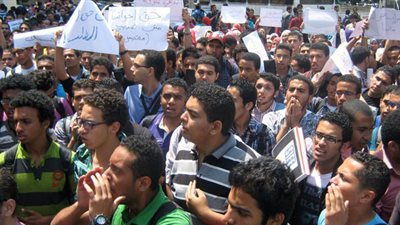 خريجو الشهادات الفنية يتظاهرون أمام 