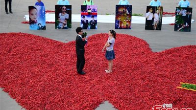 بالصور.. شاب صيني يطلب يد حبيبته بطريقة «حارة»