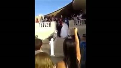 بالفيديو.. موقف محرج لـ «عروسين» في مراسم زفافهما