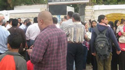 تجمهر الأهالي احتجاجًا على منع 