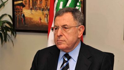 سليمان يتسلم مذكرة 