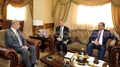 بالصور.. رئيس الوزراء يصل «الشباب والرياضة» ويعقد اجتماعا مغلقا مع «عبد العزيز»