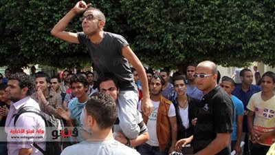 طلاب الشهادات الفنية يفترشون الطريق أمام تجارة القاهرة