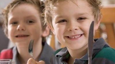 خطوات بسيطة لتعلمي طفلك «إتيكيت» مائدة الطعام