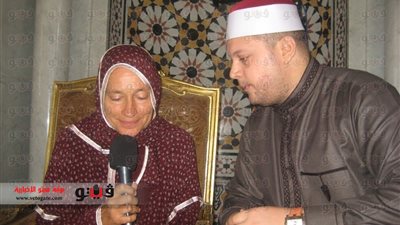 بالفيديو والصور.. سويسرية تشهر إسلامها في الغردقة