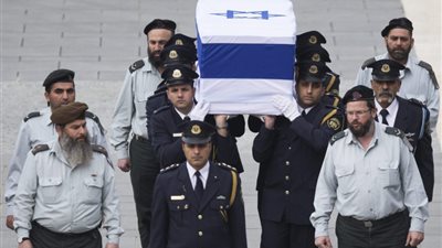 بالفيديو والصور.. الإسرائيليون يلقون نظرة أخيرة على نعش شارون