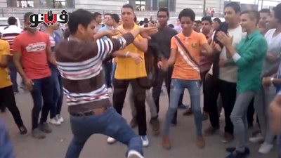 بالفيديو.. وصلة رقص «شعبي» أمام البوابة الرئيسية لجامعة حلوان