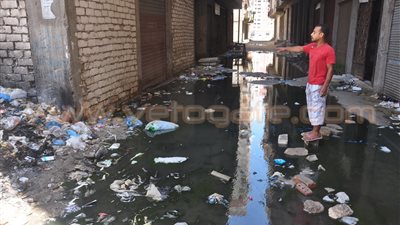 بالصور.. مياه الصرف الصحى تغرق شوارع الإسكندرية