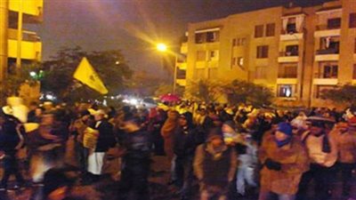 توافد العشرات من أنصار الإرهابية على مسجد النور المحمدي بالمطرية