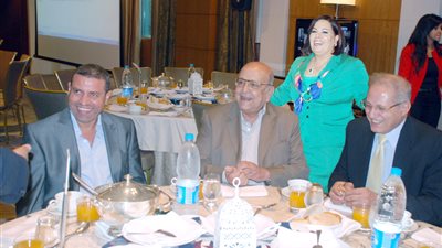 «مستثمرو أكتوبر»: تسليط الضوء على حفلات إفطار رجال الأعمال والمسئولين تثير البلبلة