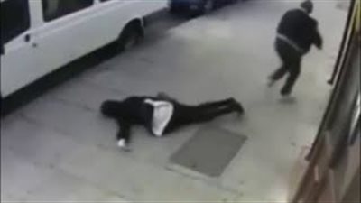 بالفيديو.. لحظة اعتداء رجل على فتاة محجبة في لندن