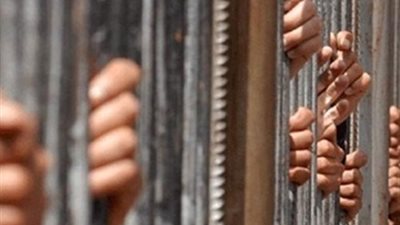 ضبط 3 أشخاص أثناء عرضهم أسلحة نارية للبيع بالسلام