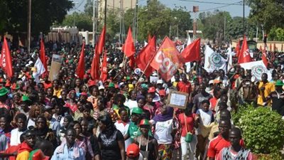 قائد الجيش ببوركينا فاسو يحل البرلمان.. ويدعو لتشكيل حكومة انتقالية