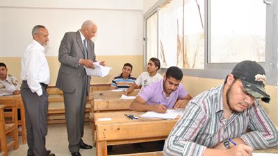 التعليم: نحتاج قرار سياسي للتشويش على الموبايل داخل لجان الامتحانات