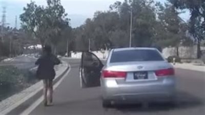 بالفيديو.. تصرف جنوني من فتاة على أحد الطرق السريعة