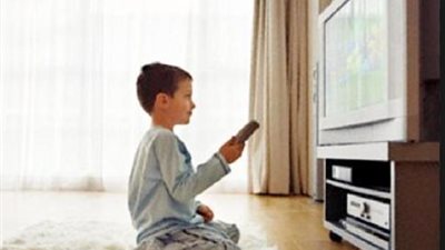 أخصائية تخاطب: التليفزيون عدو طفلك الأول