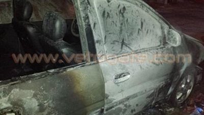 بالصور.. حرق سيارة أمين حملة «السيسي رئيسي» بدمياط