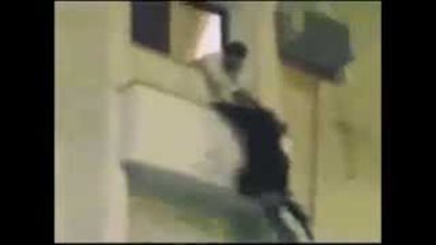 بالفيديو.. سعودي يلقي بشقيقته من النافذة بسبب علاقة مشبوهة