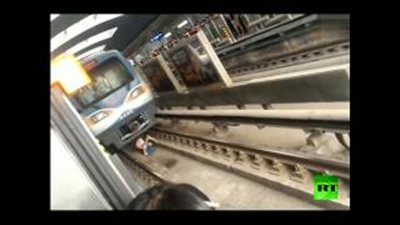 بالفيديو.. نجاة امرأة حامل بعد سقوطها بممر قطار مترو بكين