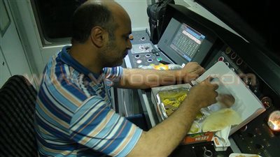 بالفيديو والصور.. «فيتو» تتناول الإفطار مع أحد سائقي مترو الأنفاق