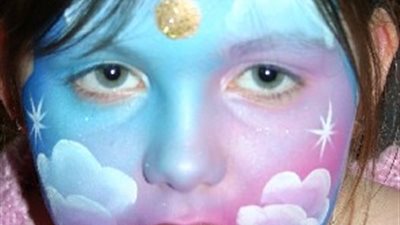 بالفيديو والصور..ارسمي على وجه طفلك فرحة بالألوان