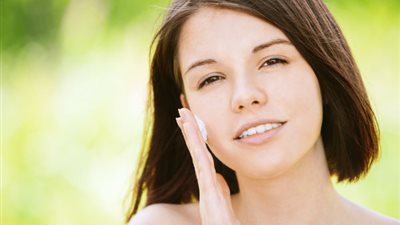 ماسك الزبادي بالنشا لاستعادة لونك الطبيعي بعد المصيف