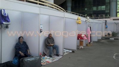 بالصور.. «النعاس» يغالب الباعة بالترجمان.. وكرة القدم عند النشاط